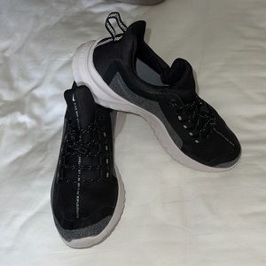 Nike renew rival shield black/ metallic silver. Size 7.5
